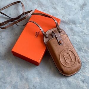 Elegant Tan Leather Crossbody Bag